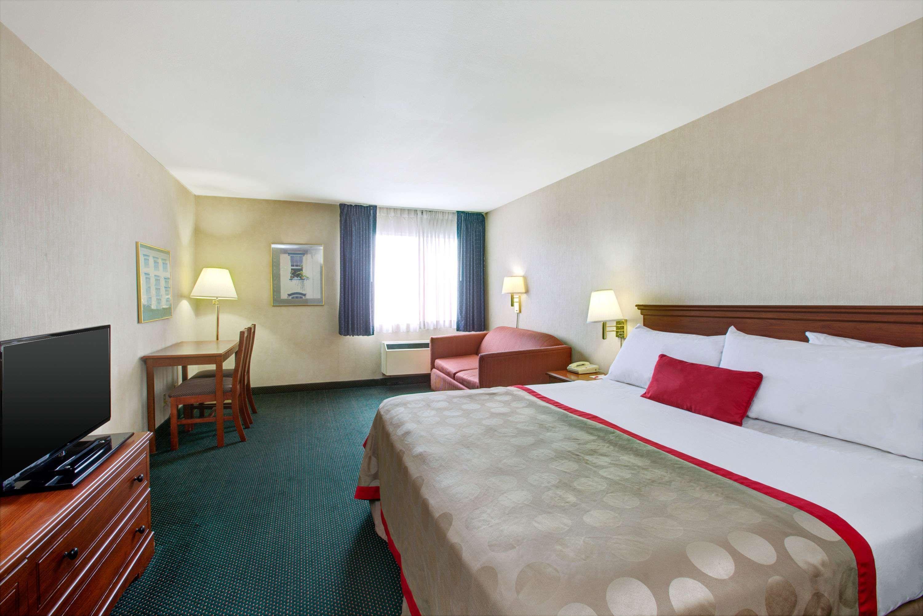 Отель Ramada By Wyndham Hawthorne/Lax Экстерьер фото