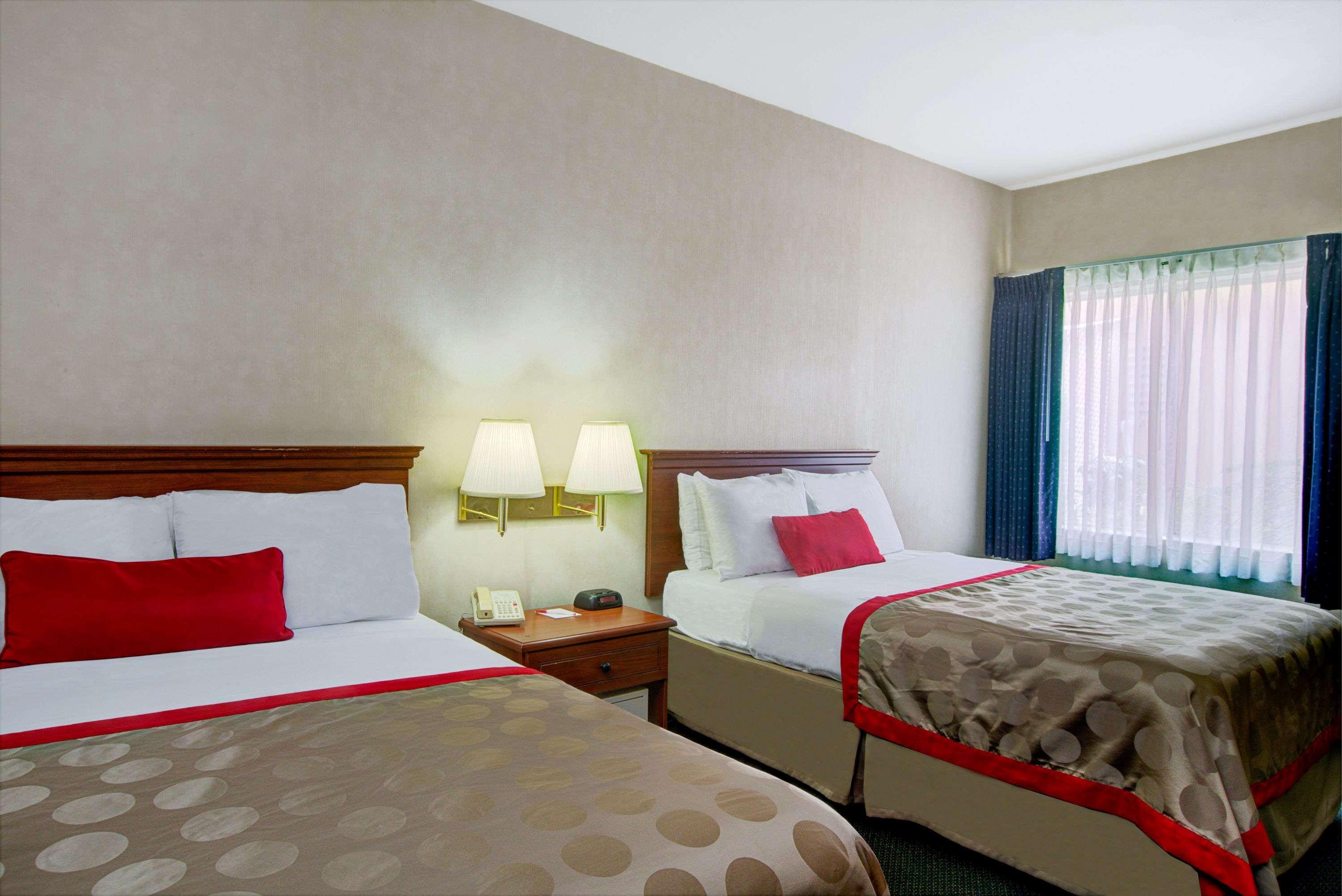 Отель Ramada By Wyndham Hawthorne/Lax Экстерьер фото