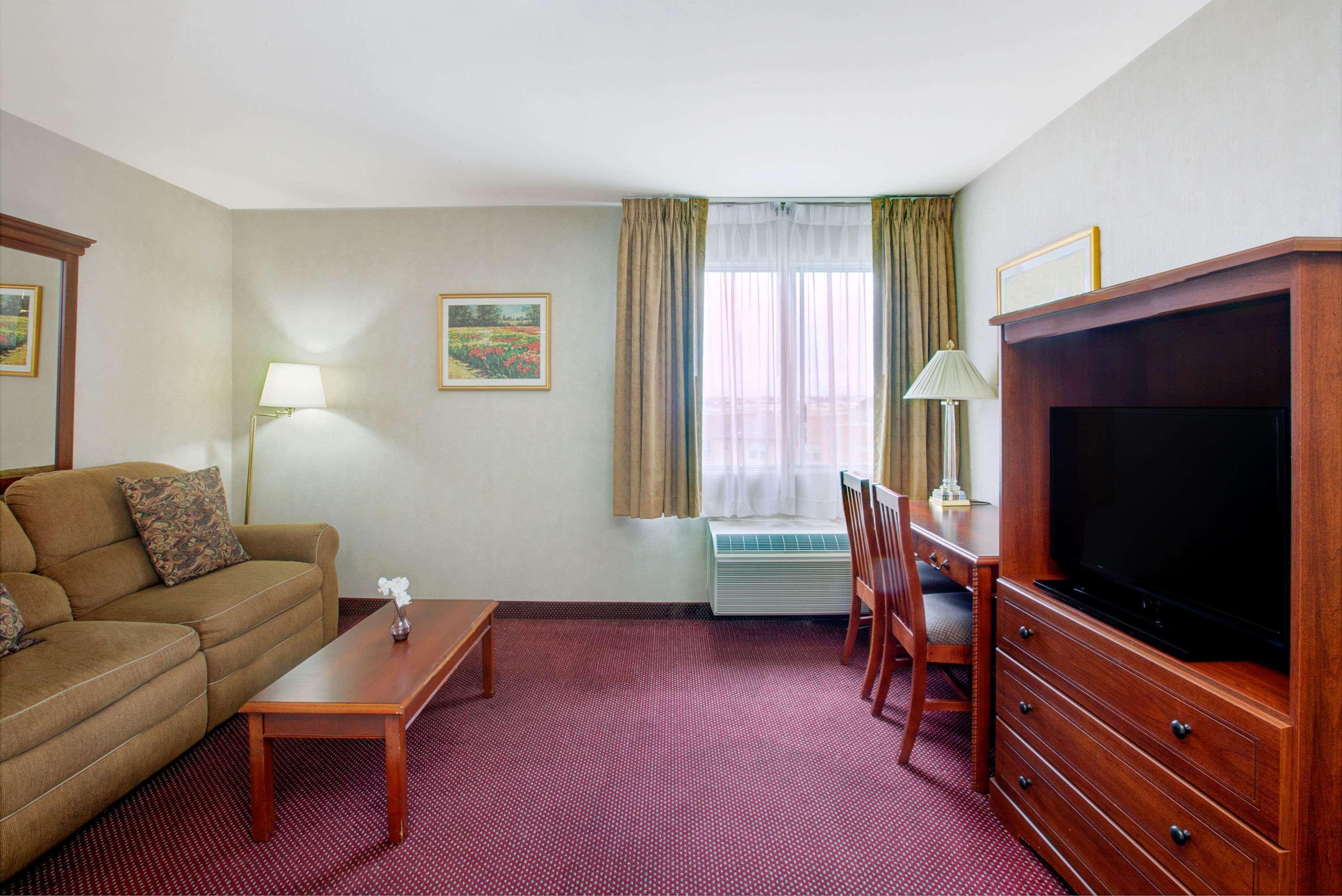 Отель Ramada By Wyndham Hawthorne/Lax Экстерьер фото