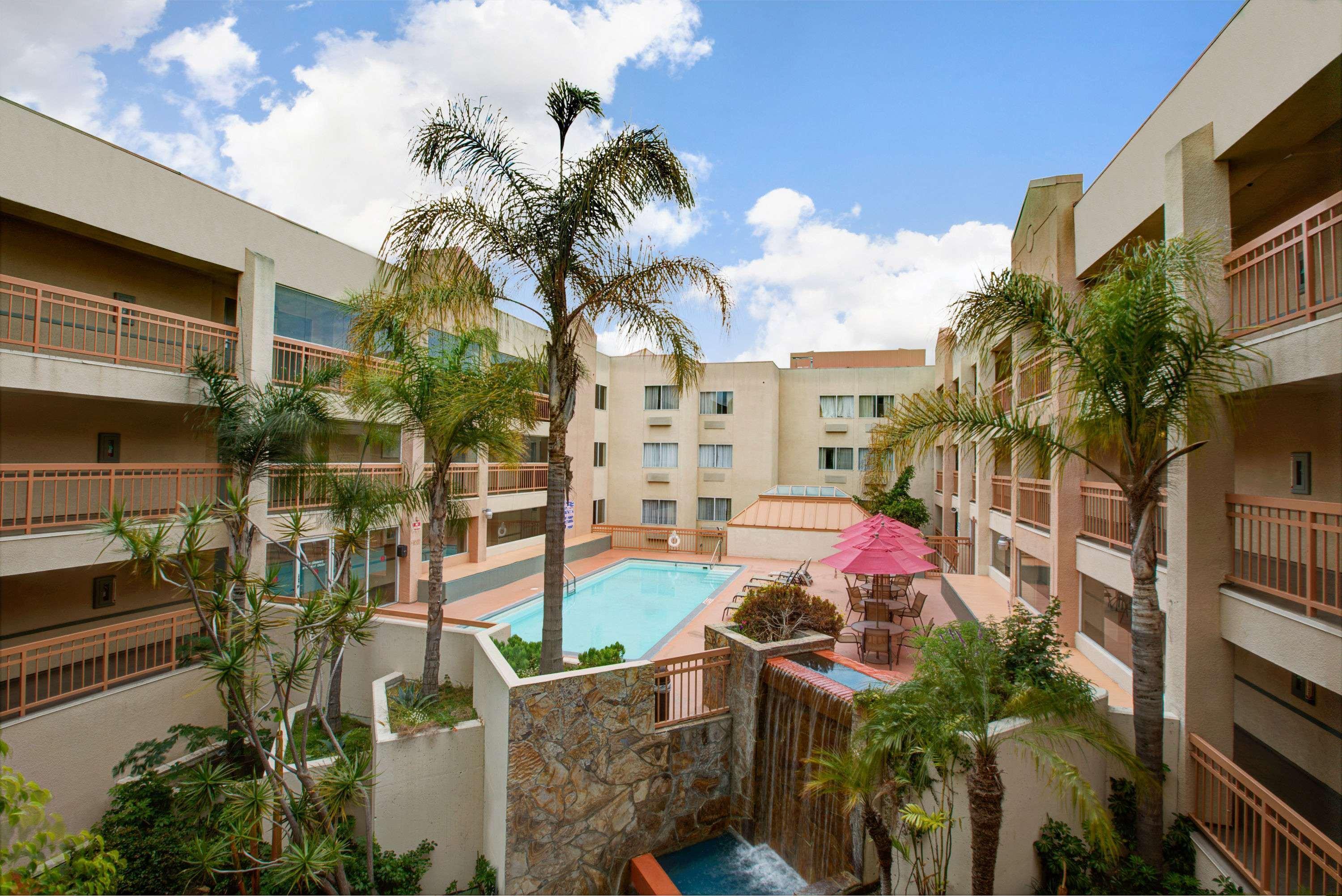 Отель Ramada By Wyndham Hawthorne/Lax Экстерьер фото