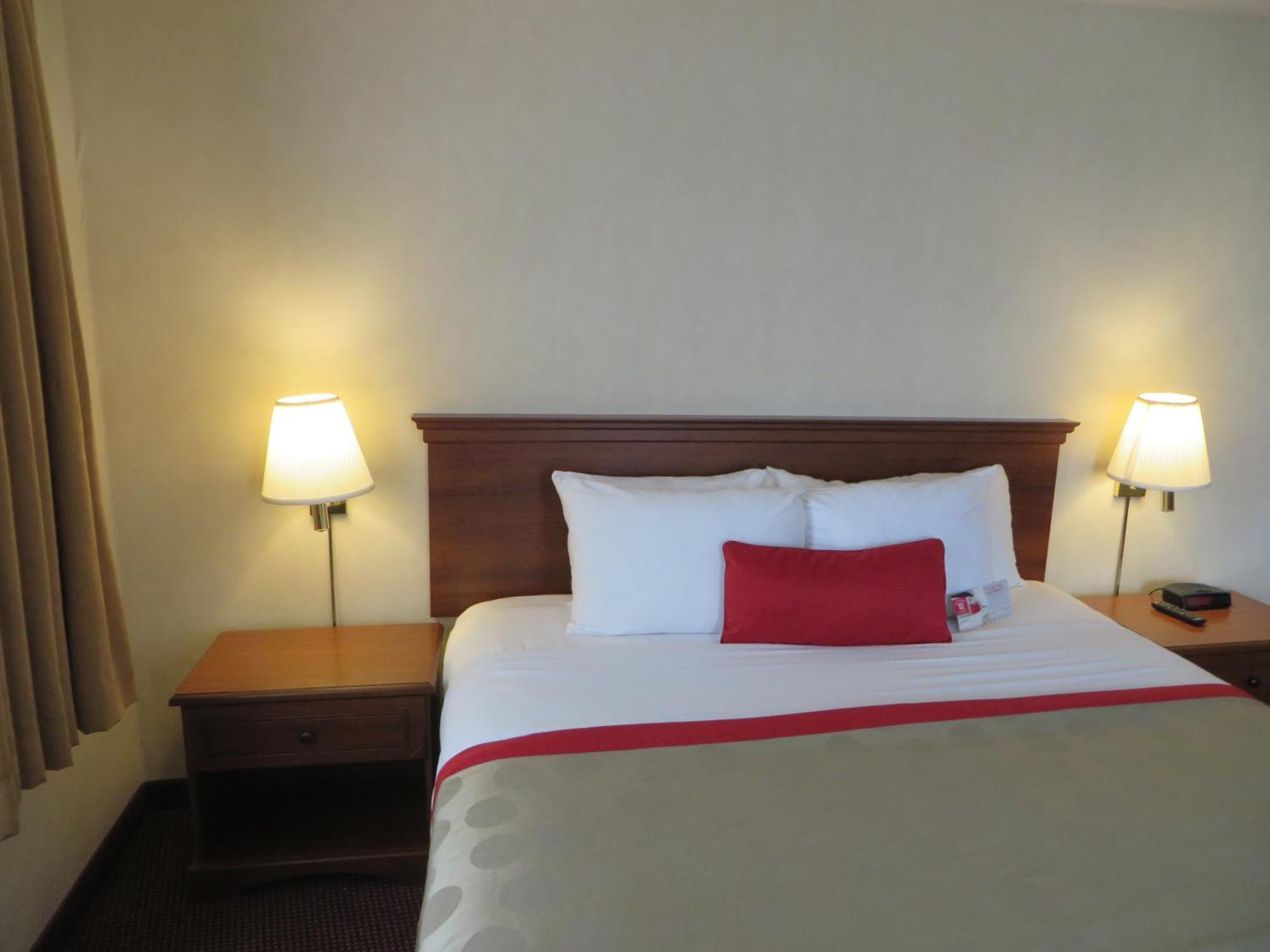 Отель Ramada By Wyndham Hawthorne/Lax Номер фото