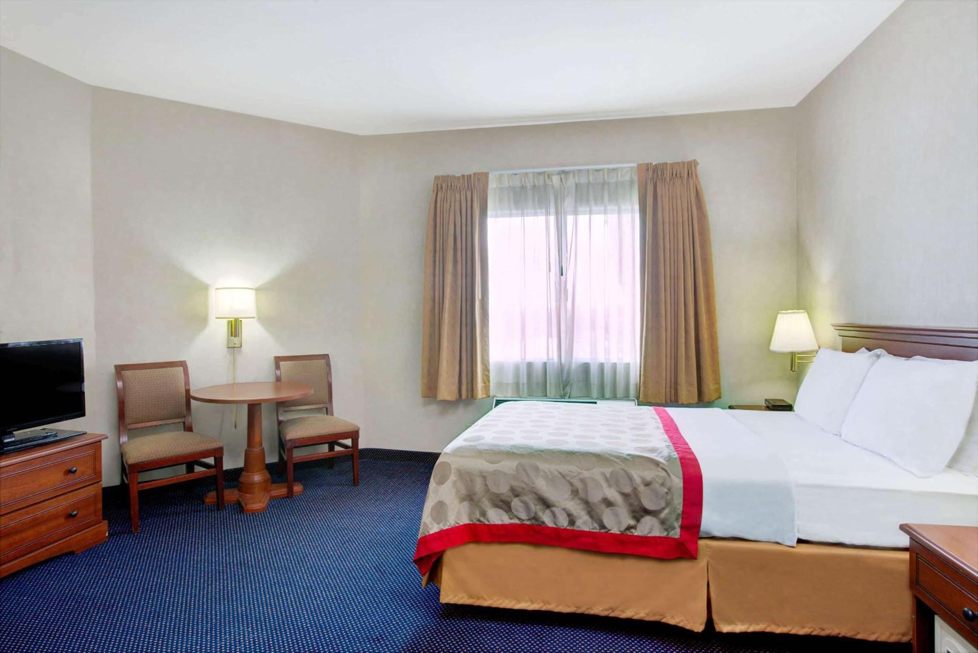 Отель Ramada By Wyndham Hawthorne/Lax Экстерьер фото