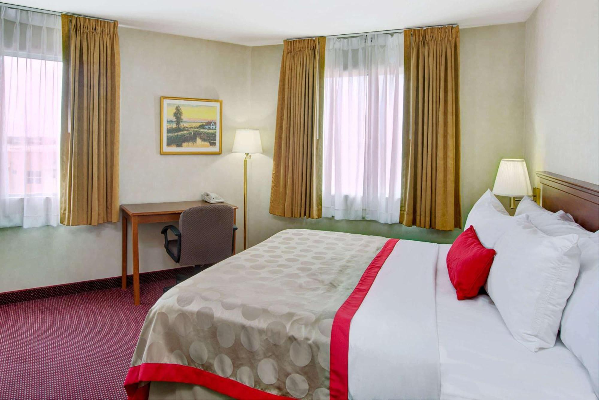 Отель Ramada By Wyndham Hawthorne/Lax Экстерьер фото
